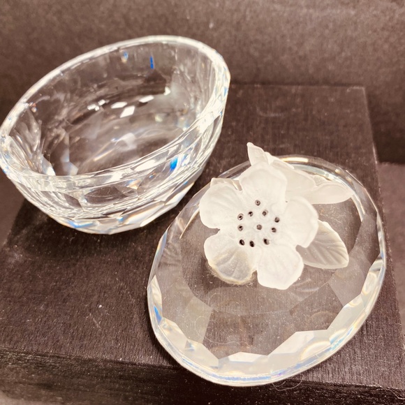 Swarovski Crystal Oval Flower Treasure Trinket Box Vintage '76-'88 - Picture 2 of 9